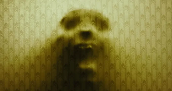 Un particolare del poster dell'horror Backrooms.