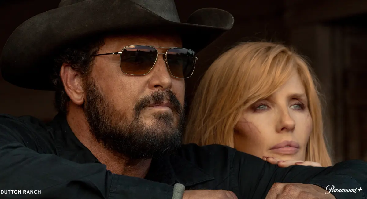 Kelly Reilly e Cole Hauser nella serie Dutton Ranch.