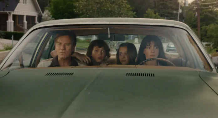 Anne Hathaway ed Ewan McGregor nel thriller La fine di Oak Street.