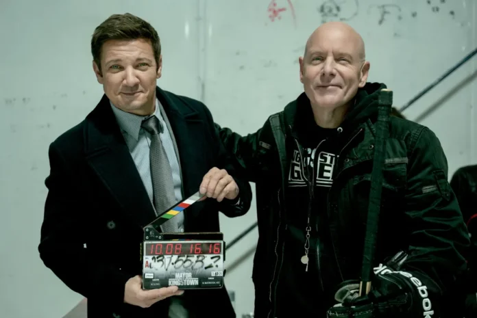 Jeremy Renner durante le riprese della stagione 5 di Mayor fo Kingstown.