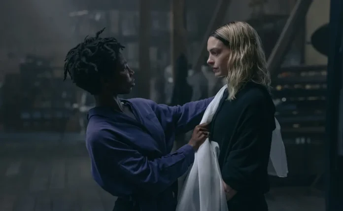 Michaela Coel e Anne Hathaway nel film Mother Mary.