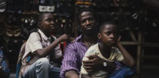 Una scena dal film My Father’s Shadow.