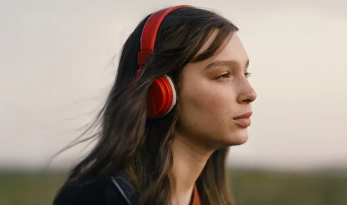 Sarah Toscano nel film Netflix Non abbiam bisogno di parole.