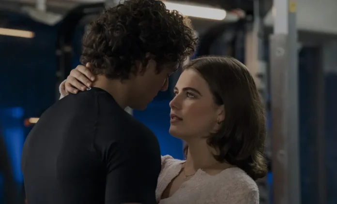 Ella Bright e Belmont Cameli nella serie Off Campus.