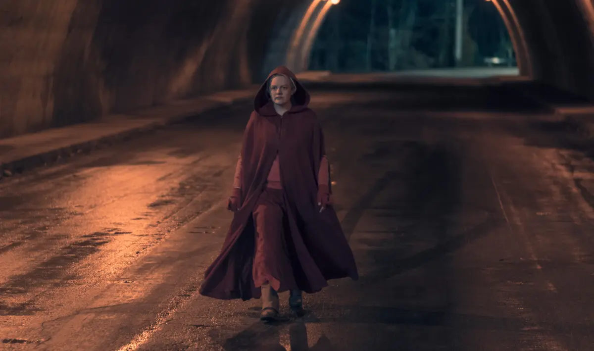 Elisabeth Moss nella serie The Handmaid’s Tale.