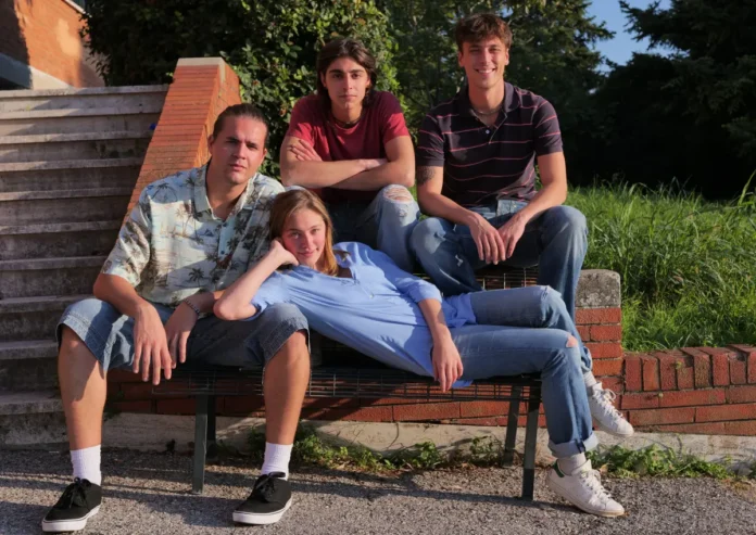 Stella Wendick, Giacomo Covi, Pietro Giustolisi e Samuel Volturno nel film Un anno di scuola.