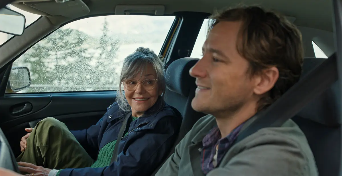 Sally Field e Lewis Pullman nel film Netflix Creature luminose.