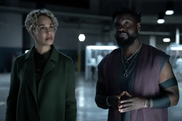 Amanda Brugel e Dayo Okeniyi nella serie Apple TV Dark Matter.