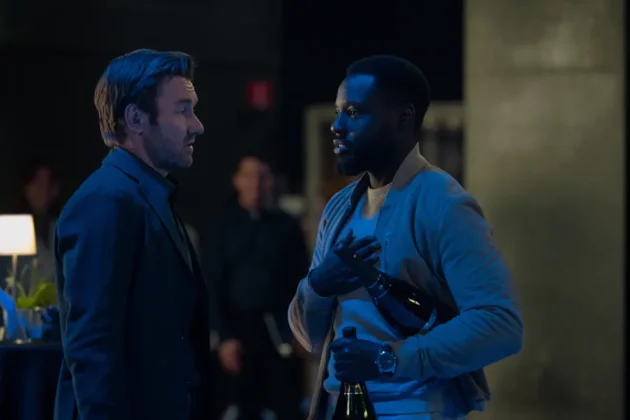 Joel Edgerton e Dayo Okeniyi nella serie Apple TV Dark Matter.