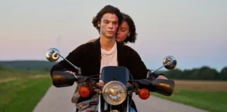 Paul Kircher e Angelina Woreth nel film E i figli dopo di loro.