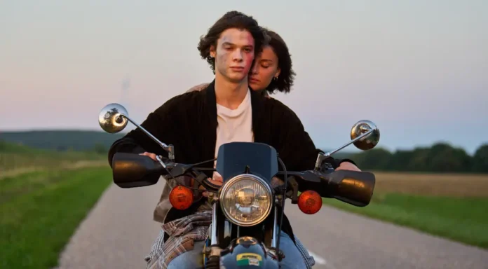 Paul Kircher e Angelina Woreth nel film E i figli dopo di loro.