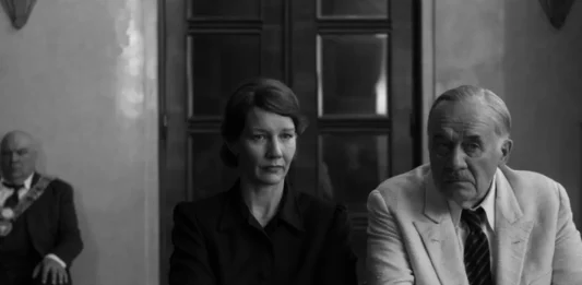 Sandra Hüller e Hanns Zischler nel film Fatherland.
