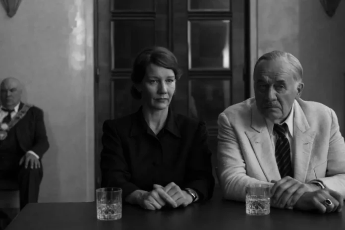 Sandra Hüller e Hanns Zischler nel film Fatherland.