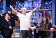 Jake La Furia canta nella puntata 4 di GialappaShow.