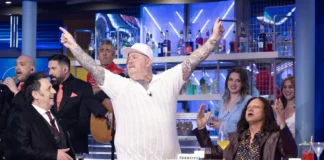 Jake La Furia canta nella puntata 4 di GialappaShow.
