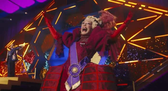 Elizabeth Banks nel film Hunger Games – L’alba sulla Mietitura.