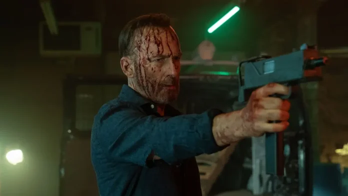 Bob Odenkirk nel film Io sono nessuno 2.
