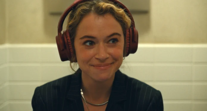 Tatiana Maslany nella serie Apple TV Maximum Pleasure Guaranteed.