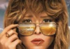 Natasha Lyonne nella key visual della serie Poker Face.
