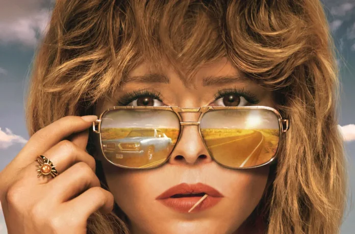 Poker.face.trailer.cover Natasha Lyonne nella key visual della serie Poker Face.