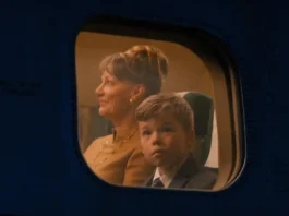 Una scena dal film di John Travolta Propeller One-Way Night Coach.