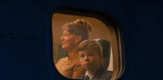 Una scena dal film di John Travolta Propeller One-Way Night Coach.