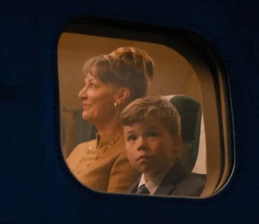 Una scena dal film di John Travolta Propeller One-Way Night Coach.