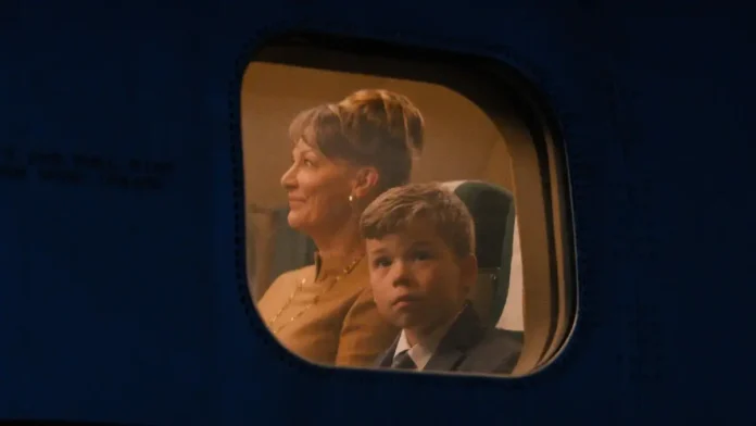 Una scena dal film di John Travolta Propeller One-Way Night Coach.