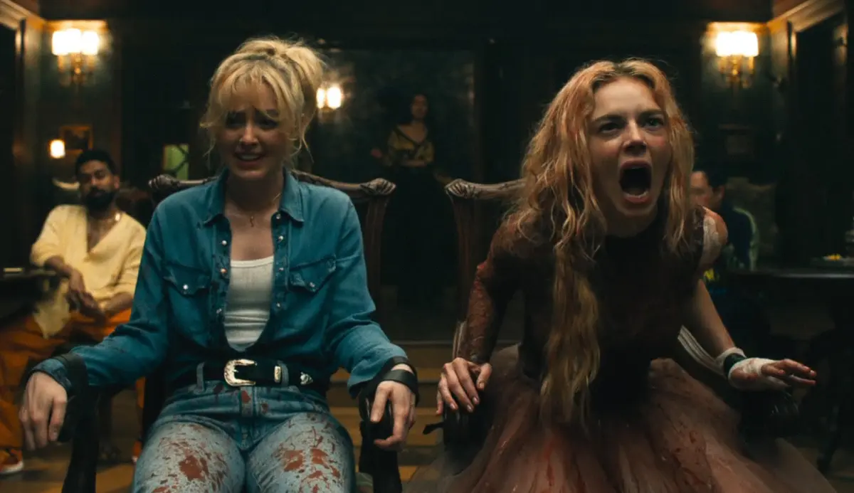 Samara Weaving e Kathryn Newton nel film Finché morte non ci separi 2.