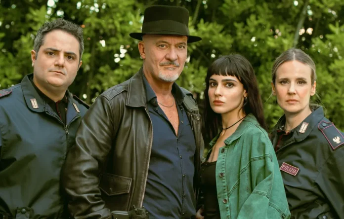 Claudio Bisio nella serie Uno sbirro in Appennino.