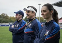 Brendan Hunt, Jason Sudeikis e Tanya Reynolds nella stagione 4 di Ted Lasso.