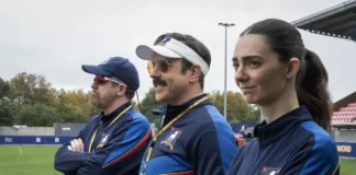 Brendan Hunt, Jason Sudeikis e Tanya Reynolds nella stagione 4 di Ted Lasso.