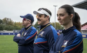 Brendan Hunt, Jason Sudeikis e Tanya Reynolds nella stagione 4 di Ted Lasso.