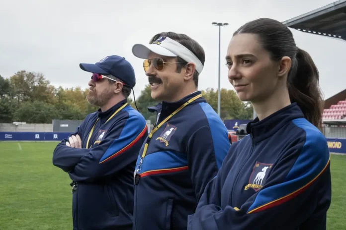 Ted.lasso.4.teaser.cover Brendan Hunt, Jason Sudeikis e Tanya Reynolds nella stagione 4 di Ted Lasso.