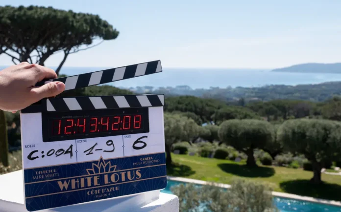 In foto il primo ciak della stagione 4 della serie White Lotus.