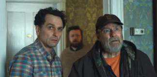 Matthew Rhys e Stephen Root in Widow’s Bay.