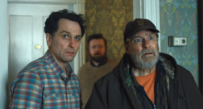 Matthew Rhys e Stephen Root in Widow’s Bay.