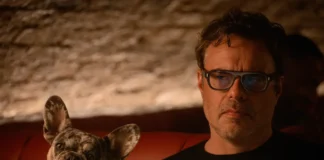 Jemaine Clement nella serie Disney+ Alice and Steve.