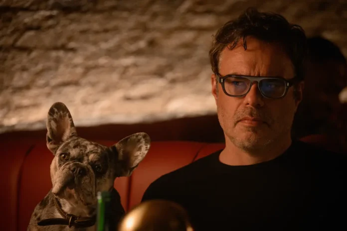Jemaine Clement nella serie Disney+ Alice and Steve.