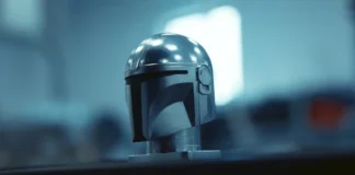 In foto una replica del casco mandaloriano.