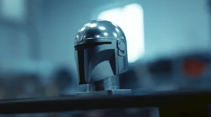 In foto una replica del casco mandaloriano.