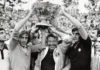 In foto Adriano Panatta e i vincitori della Coppa Davis del 1976.