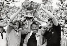 In foto Adriano Panatta e i vincitori della Coppa Davis del 1976.