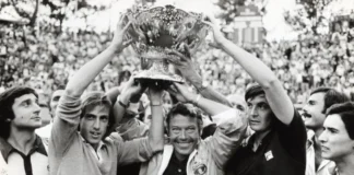 In foto Adriano Panatta e i vincitori della Coppa Davis del 1976.