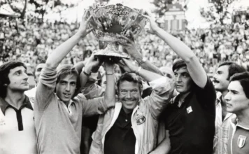 In foto Adriano Panatta e i vincitori della Coppa Davis del 1976.