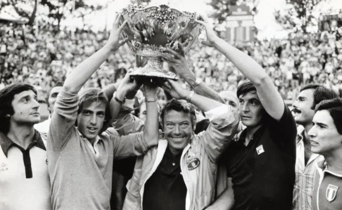 In foto Adriano Panatta e i vincitori della Coppa Davis del 1976.