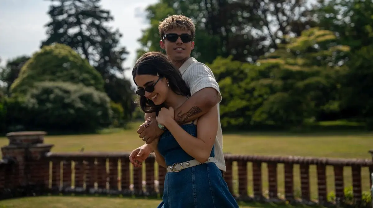 In foto i protagonisti della serie Prime Video E' colpa tua: Londra.