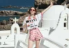 Emily in Paris finirà con la sesta stagione: iniziate le riprese finali della serie Netflix Lily Collins festeggia il primo ciak della stagione finale serie Netflix Emily in Paris.