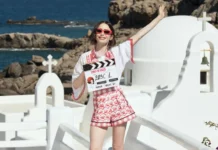 Lily Collins festeggia il primo ciak della stagione finale serie Netflix Emily in Paris.
