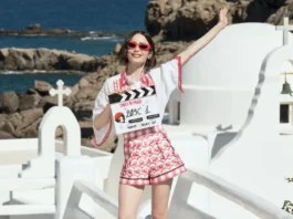 Lily Collins festeggia il primo ciak della stagione finale serie Netflix Emily in Paris.